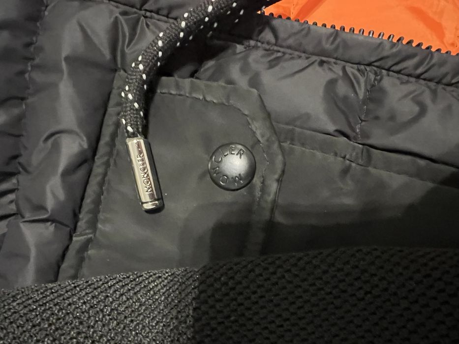 Geaca Moncler.