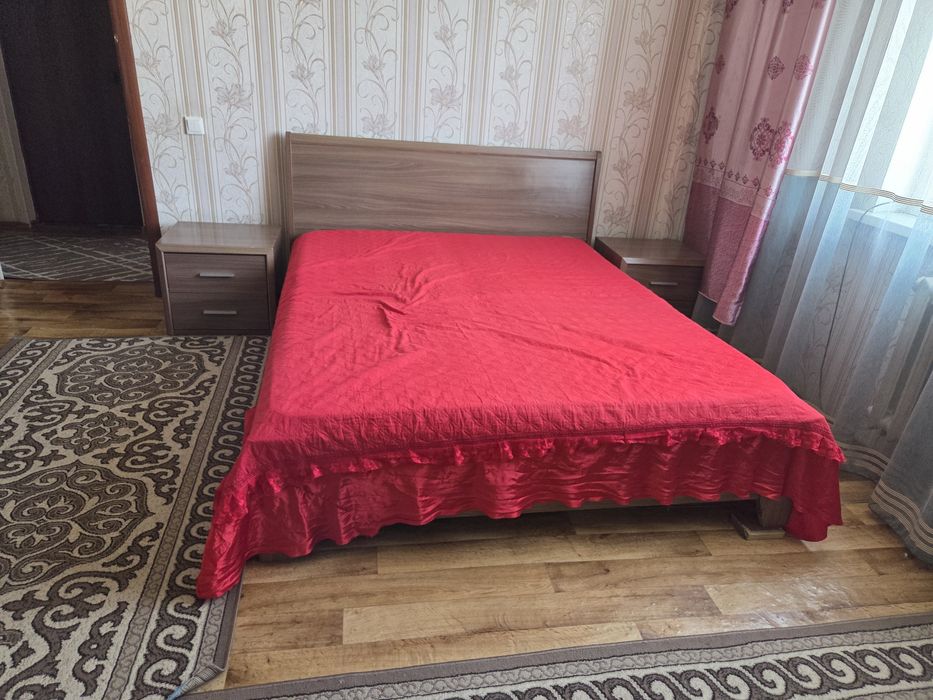 Спальный кроват с тумбами