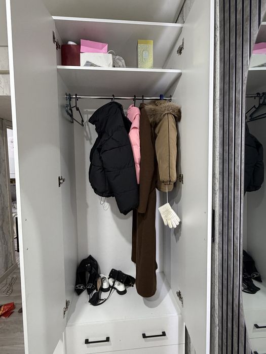 Прихожий шкаф белый