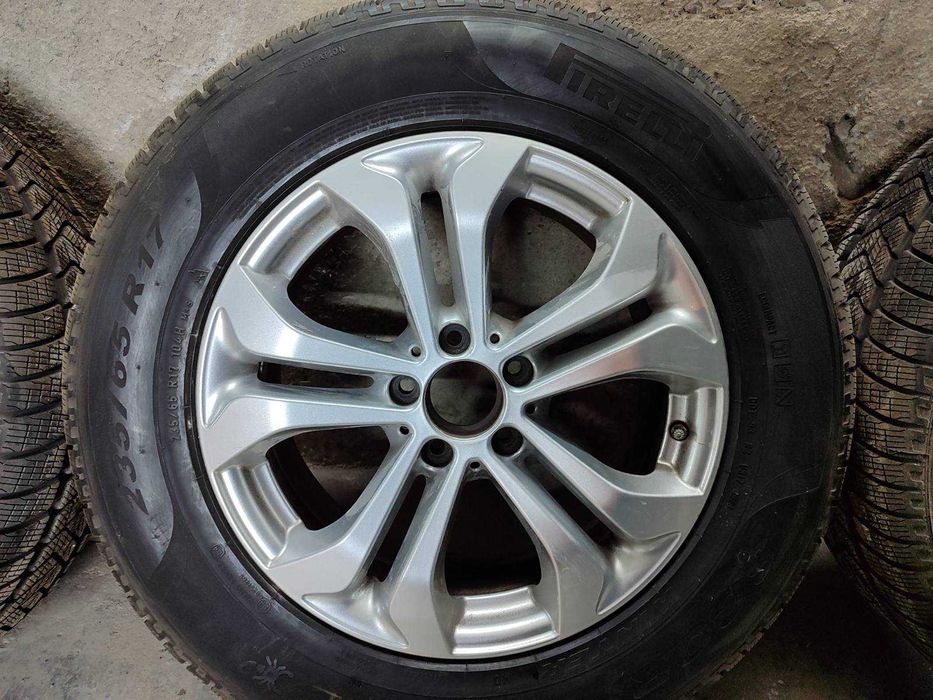 Гуми 4бр Pirelli 235/65/R17 с оригинални Джанти  Mercedes