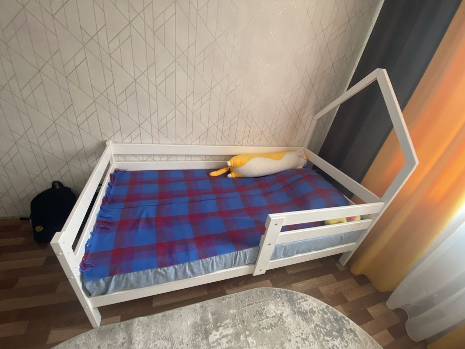 Продам детскую кровать с матрасом