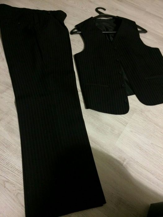 Costum negru cu dungi