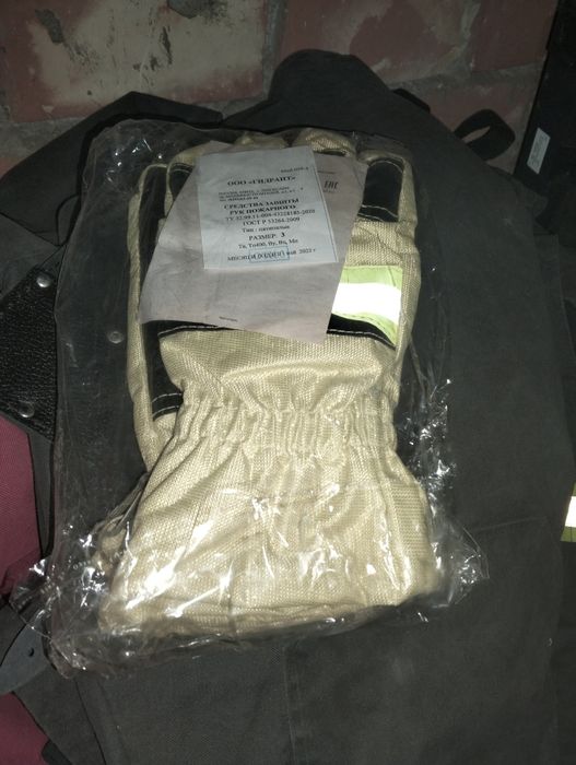 Шлема (каски) черные новые, белые, перчатки (краги),