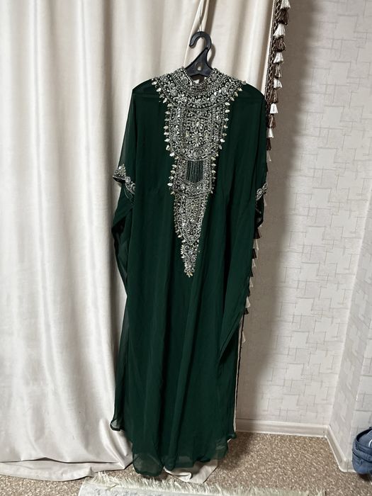 Зеленое шикарное платье