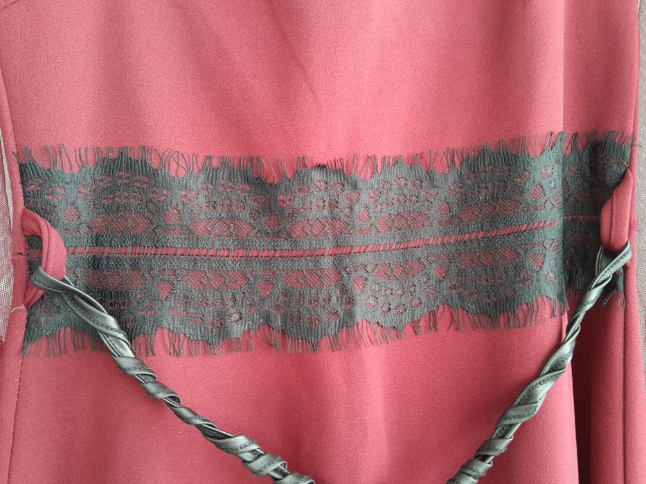 Дамска рокля с дантела и перли