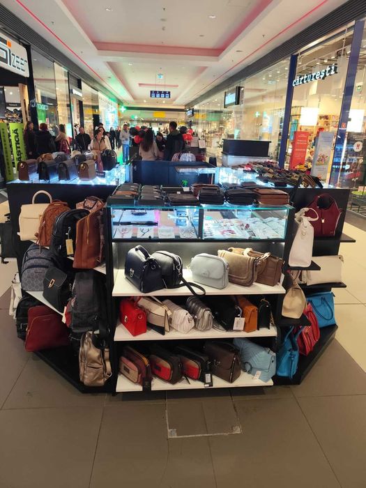 Stand profesional  pentru genți ,accesorii 3,30×2,60 m disponibil