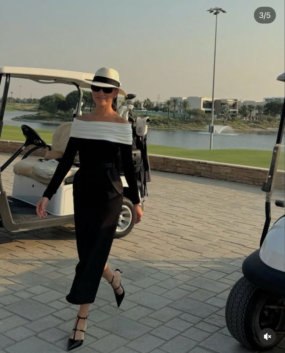 Топ с белым декольте