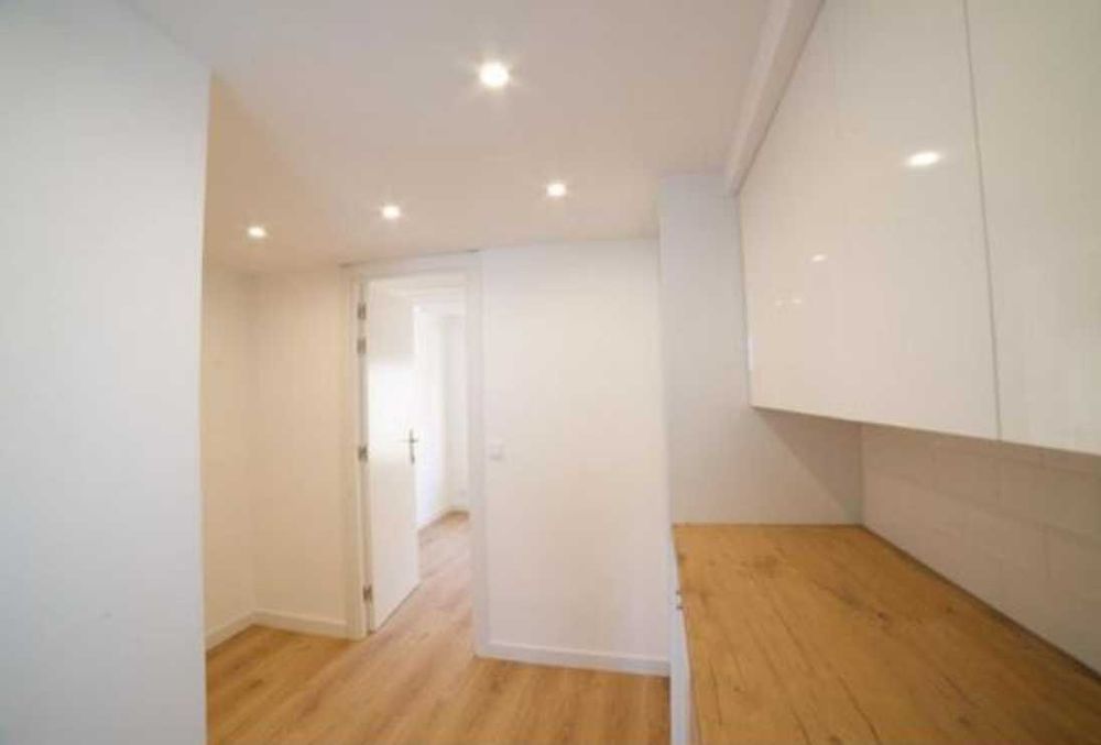 Дава се под наем Четиристаен апартамент в Пловдив, Център - 95 кв.м за 398.82 € - Снимка #2