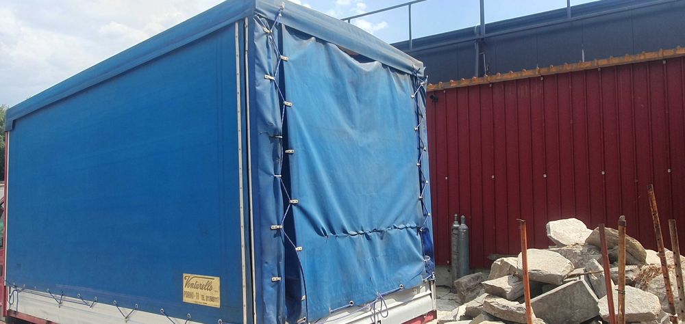 Конструкция за товарен автомобил брезент с двустранна щора