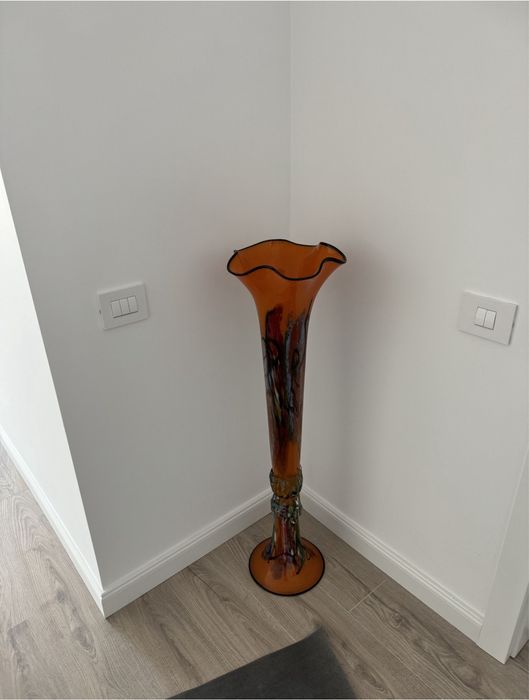 Vaza de sticla cu picior lucrata manual