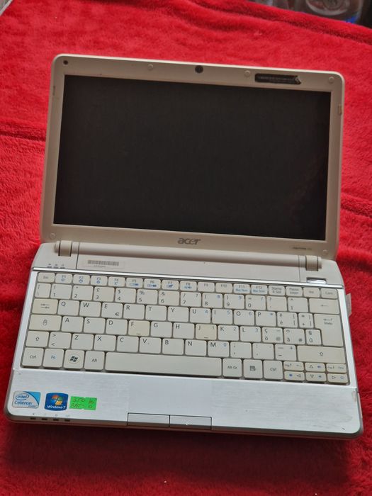 Laptop Acer perfect funcțional doar la priza