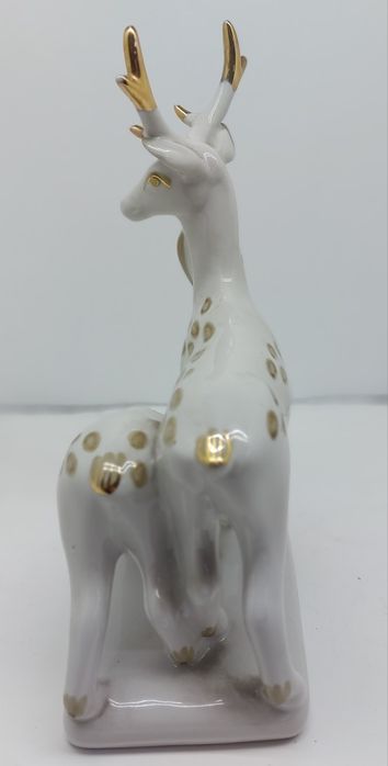 Фарфоровая статуэтка  Пара олений