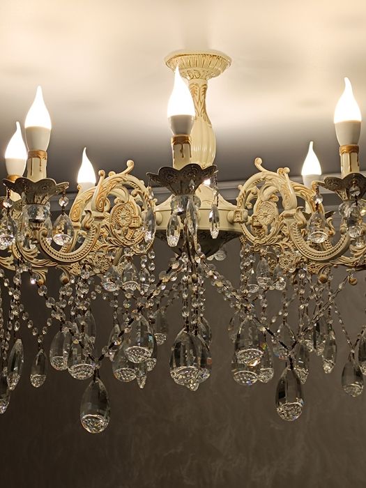 Продам люстру.  8ми рожковая.