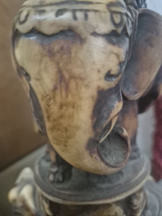 Veioza vintage cu elefanti sculptati