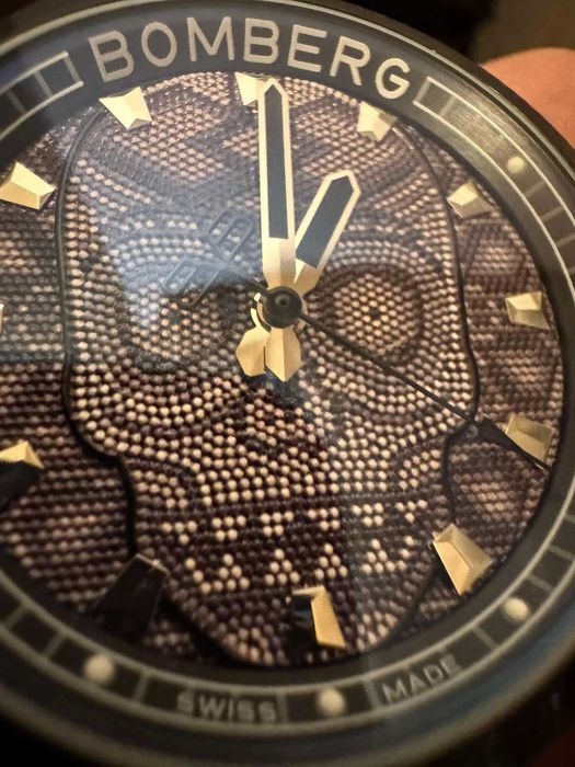 Часовник BOMBERG BOLT-68 Skull Pearl BS45GMTPBA Quartz Men's Watch