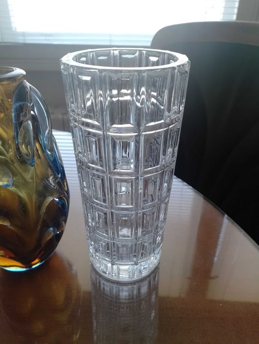 Четири различни вази (кафяво-синята не е налична)