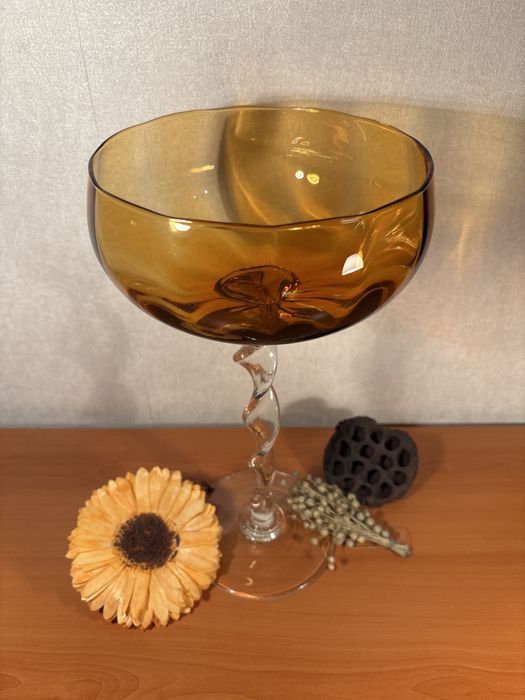 Ръчно изработена чаша от стъкло (купа)