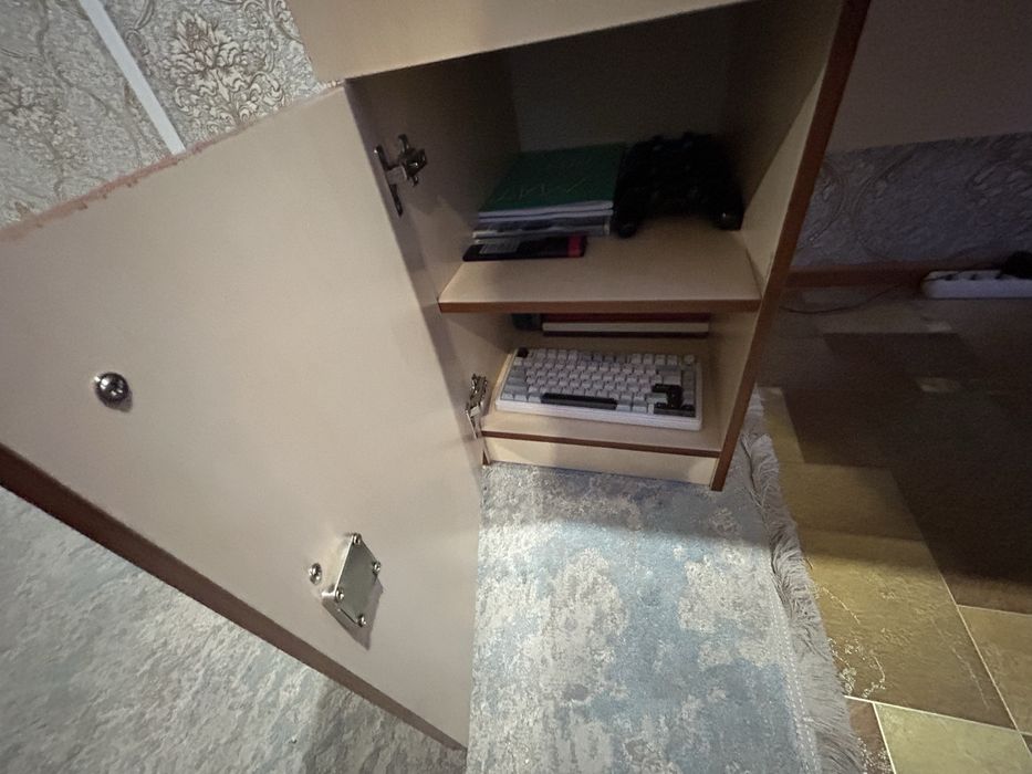 Стол письменный.