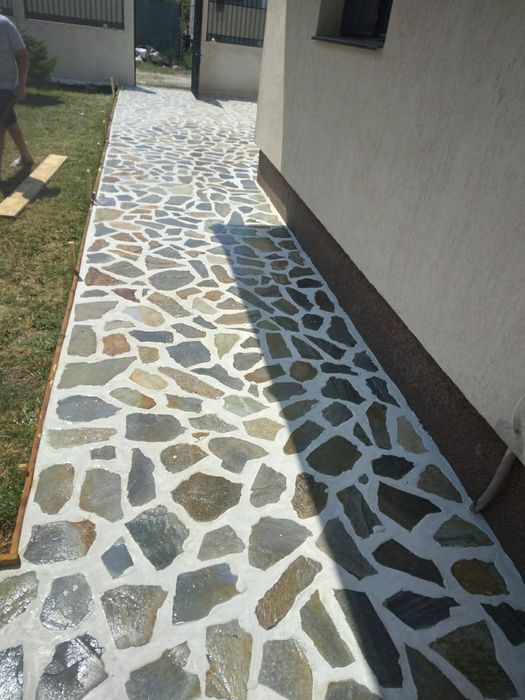 Vand si montez piatră extrasa din stâncă