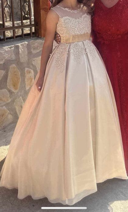 Рокля със обръч и дантела