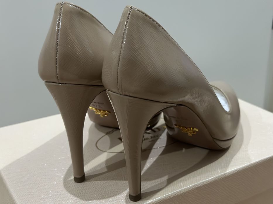 Оригинал туфли Prada бежевый