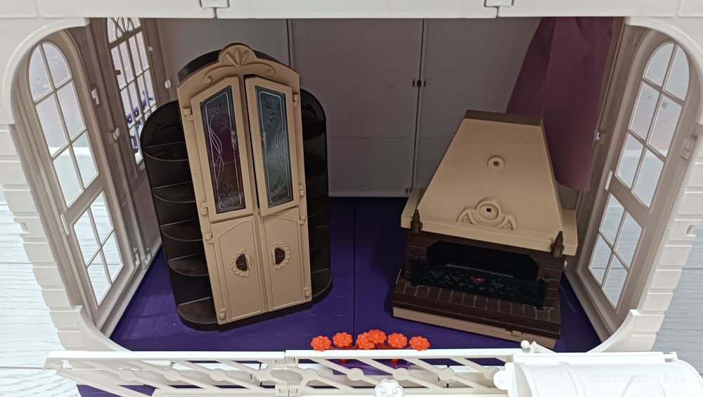 Продам для девочки счастье)) Домик для кукол в комплекте