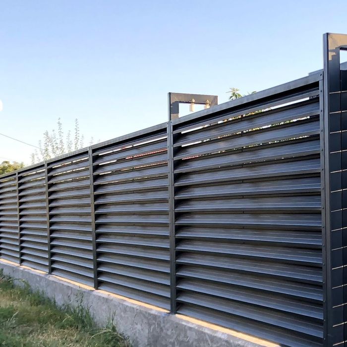Garduri și porți stil jaluzea șipcă metalică tabla cutata