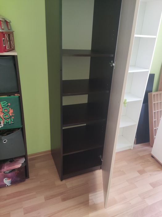 Продавам висок единичен гардероб 240х50х50