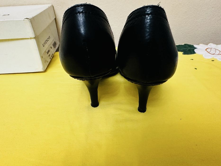 Фирменные туфли (босоножки) 38 размер.GlIVENCHY.