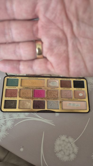 Предлагам палитра  на фирмата Too faced! Не я използвам и затова я продавам ! Вижда се  на снимките кои цветове са използвани! Пишете ми на лс !
