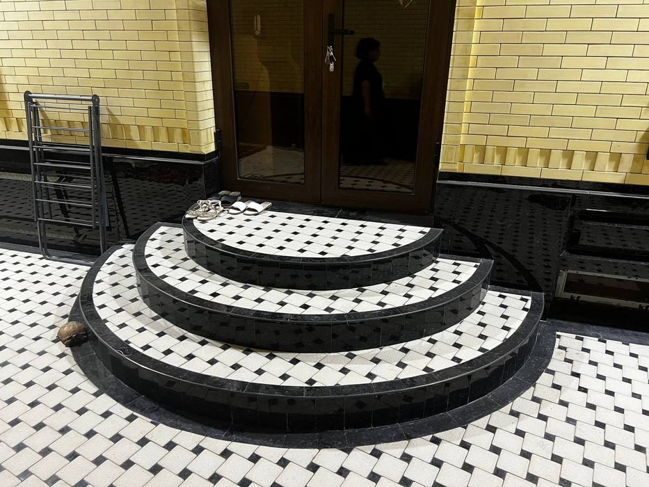 Профессиональный мастер по укладке плитки.