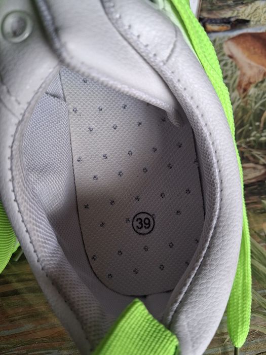 Стилни бели кецове с неоново зелени детайли