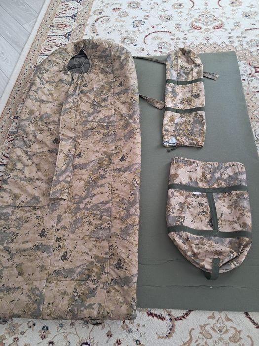 Спальный мешок и коврик военный теплый.