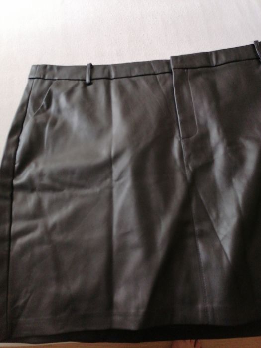 Дамска кожена пола за смели и богати на размер дами.