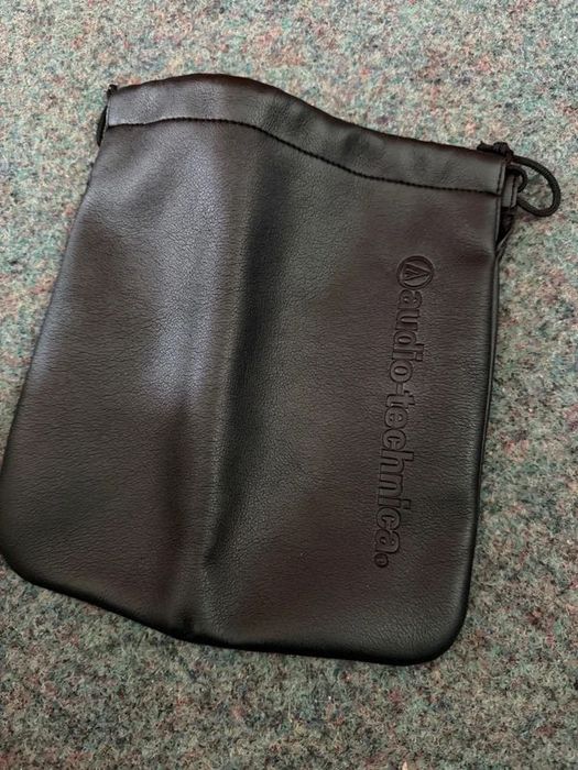 Husă originală Audio-Technica din piele ecologică pentru căști