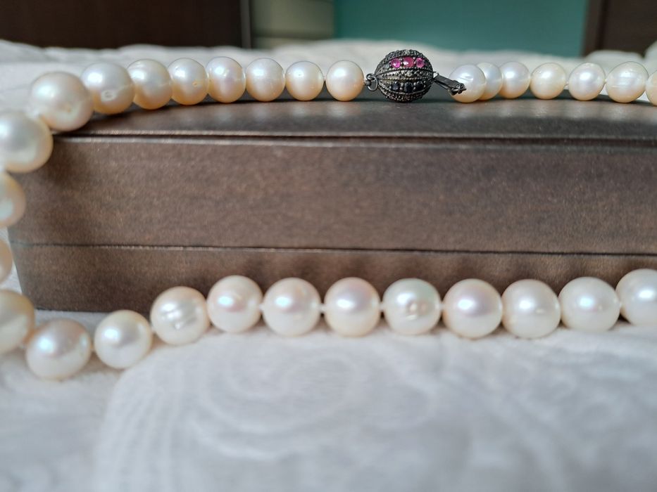 Колие от естествени перли и закачалка със скъпоценни камъни