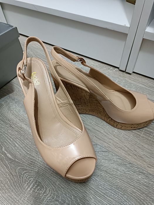 Продам босоножки! 4500!