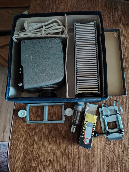 Aparat vintage proectie diafilme romanesc DIASCOL + cutie de diafilme