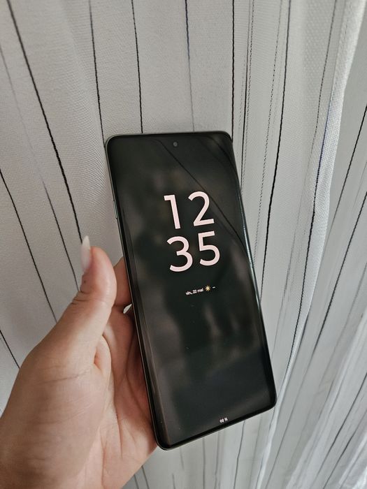 Telefonul este nou
