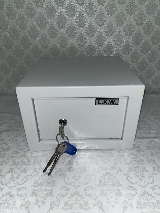Сейф с ключами