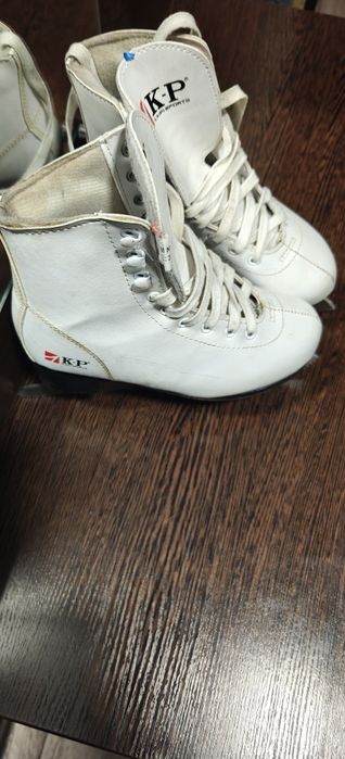 Продаются коньки б/у размер 34.