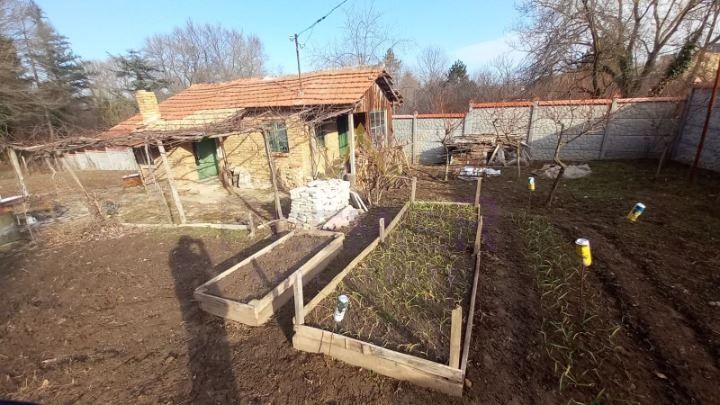 Парцел в Варна-м-т Боровец - север с ток и вода