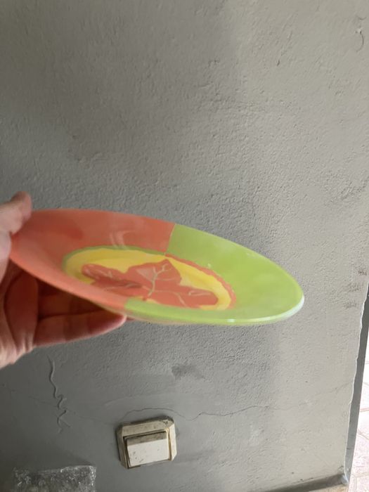 Тарелки для еды.