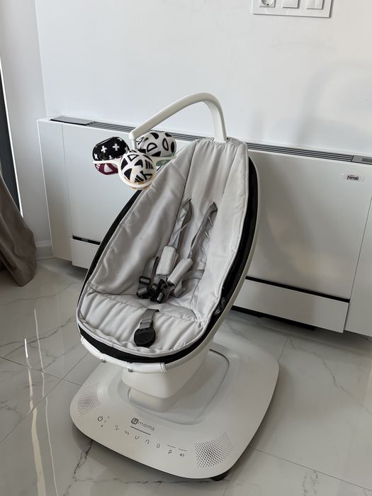 Бебешката люлка MamaRoo 4moms