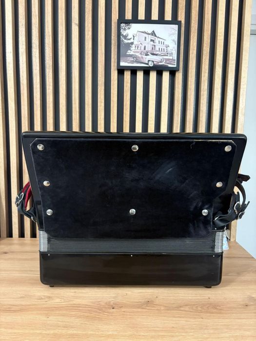 Acordeon Weltmeister Serino Deluxe cu 120 de basi