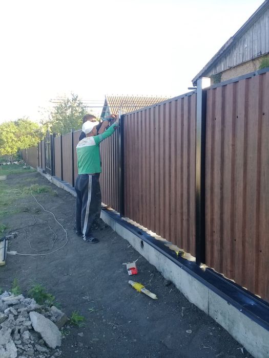 Garduri si porti stil jaluzea, tabla cutata, sipca metalica