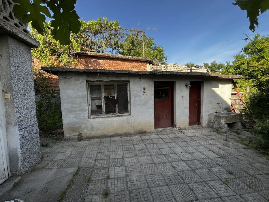 Продавам двуетажна къща с двор частно лице