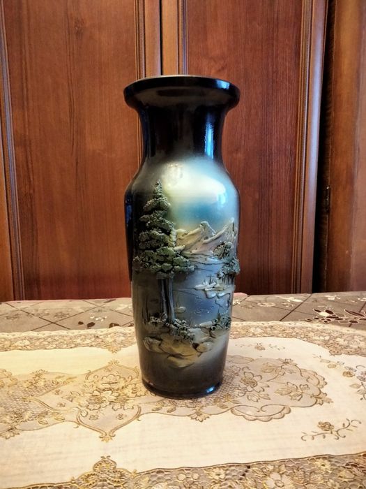 Ваза  с барельефным  рисунком.