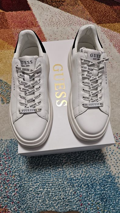Vând adidași Guess