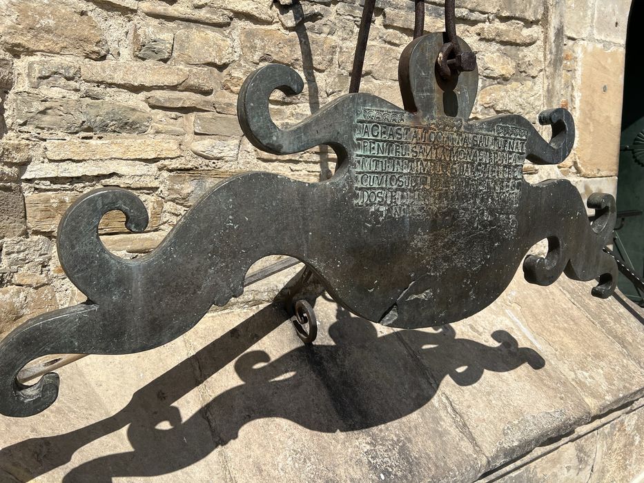 executam toace metalice (tochite), in orice configuratie, dimensiune, grosime, din metale speciale, care asigura o rezonanta si calitate a sunetului